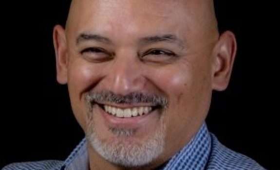 Headshot of Charles Araujo Principal Analyst with Intellyx, blogs on modernization as strategic enabler